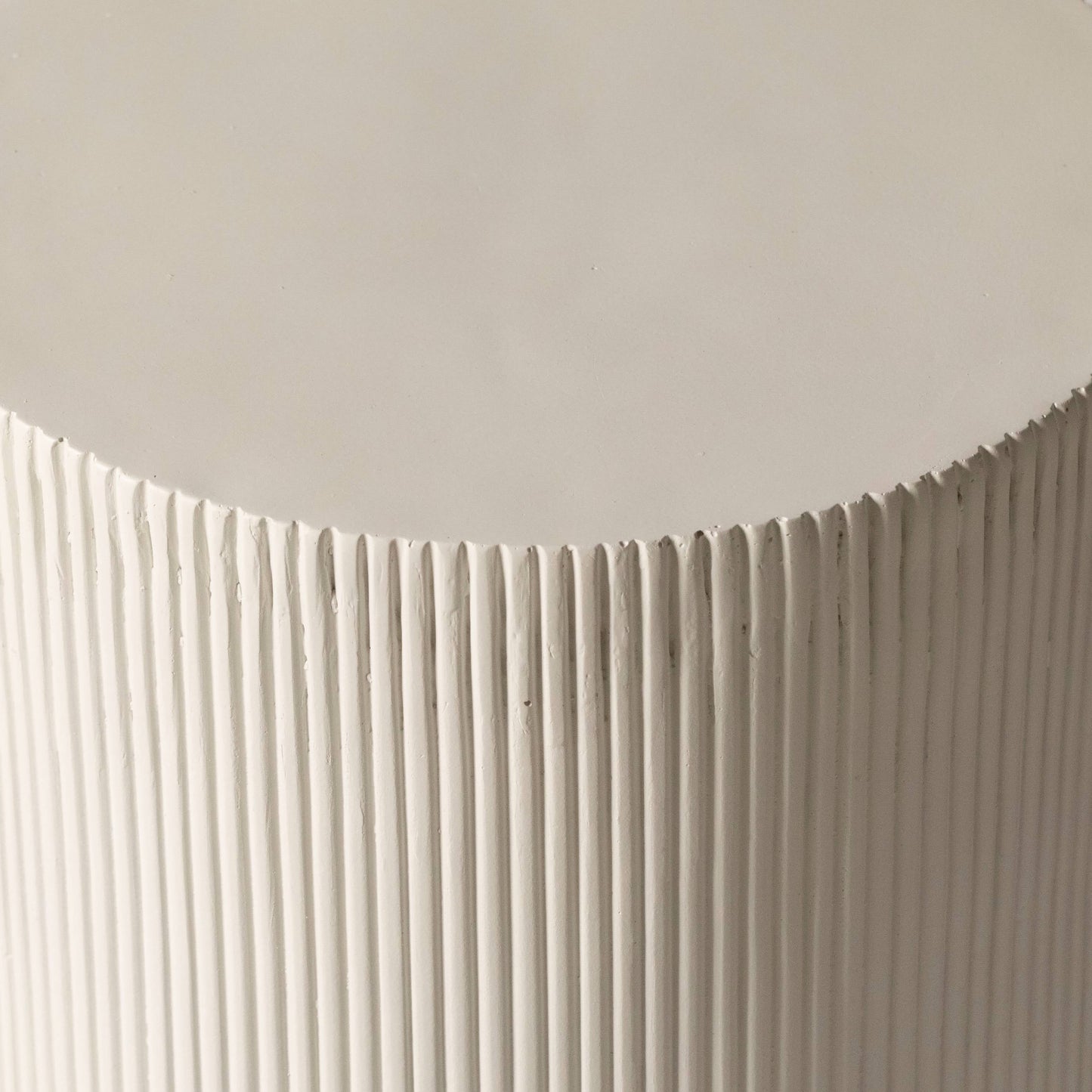 LeisureMod Modern Side Table Round Fiberstone Top Accent End Table for Home, Outdoor Patio, Living Room Sofa, Weather-Resistant, Eden Series in White