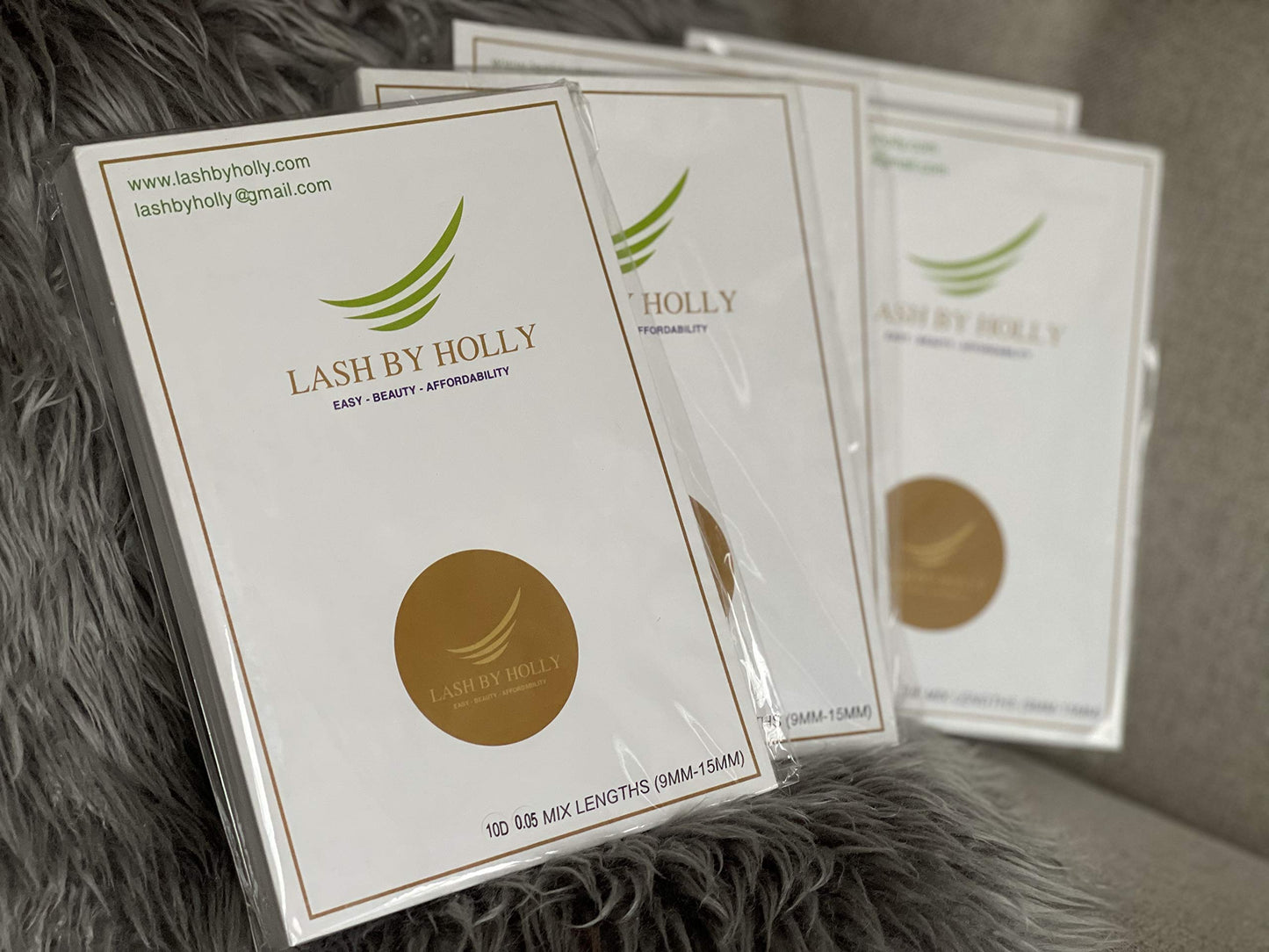 LASH BY HOLLY PRE-MADE HAND MADE LASH FANS- MIX LENGTHS 9-15MM. 600 FANS/TRAY FOR 3D, 4D, 5D, 6D, 7D, 8D. 500 FANS/TRAY FOR 10D (3D)